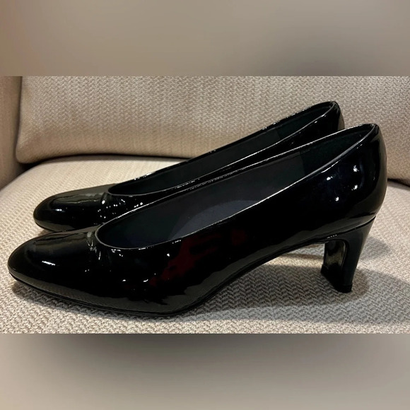 Stuart Weitzman size 8 1/2 M black patent leather heels - Picture 2 of 12
